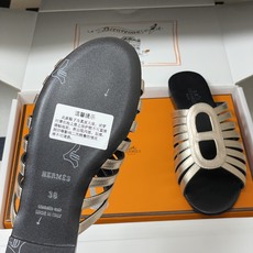 顶级品质(配高档飞机盒✈️)Hermes 爱马仕🐎 2026春夏新款 H家Noria凉拖鞋系列经典猪鼻子 顶级品质(配高档飞机盒✈️)Hermes 爱马仕🐎 2026春夏新款 H家Noria凉拖鞋系列经典猪鼻子