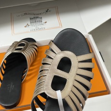 顶级品质(配高档飞机盒✈️)Hermes 爱马仕🐎 2026春夏新款 H家Noria凉拖鞋系列经典猪鼻子 顶级品质(配高档飞机盒✈️)Hermes 爱马仕🐎 2026春夏新款 H家Noria凉拖鞋系列经典猪鼻子