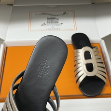 顶级品质(配高档飞机盒✈️)Hermes 爱马仕🐎 2026春夏新款 H家Noria凉拖鞋系列经典猪鼻子 顶级品质(配高档飞机盒✈️)Hermes 爱马仕🐎 2026春夏新款 H家Noria凉拖鞋系列经典猪鼻子