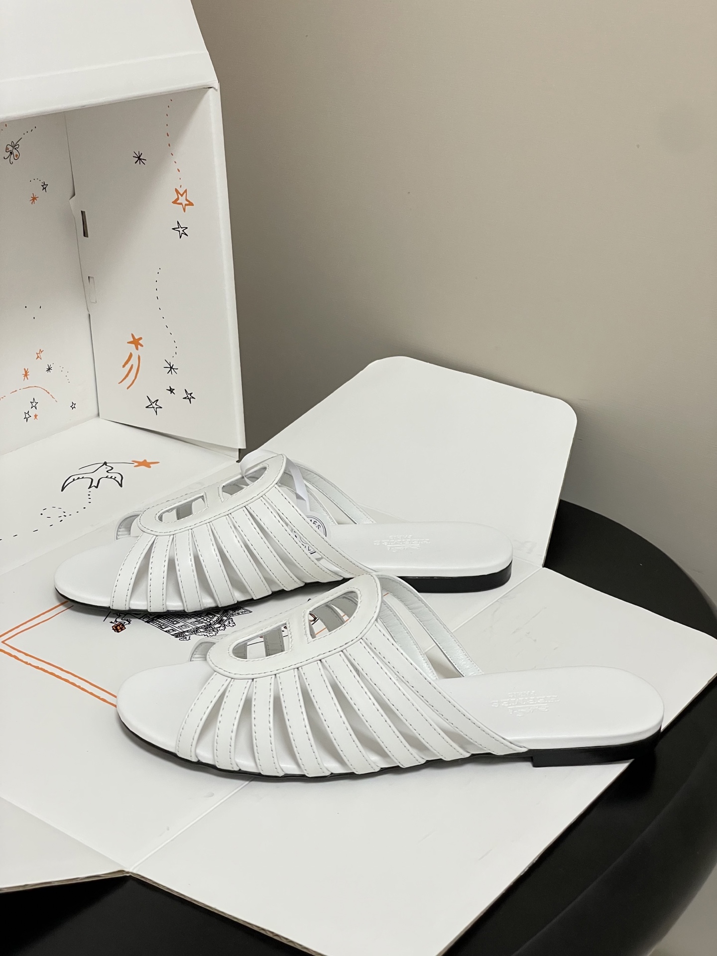 顶级品质(配高档飞机盒✈️)Hermes 爱马仕🐎 2026春夏新款 H家Noria凉拖鞋系列经典猪鼻子 顶级品质(配高档飞机盒✈️)Hermes 爱马仕🐎 2026春夏新款 H家Noria凉拖鞋系列经典猪鼻子