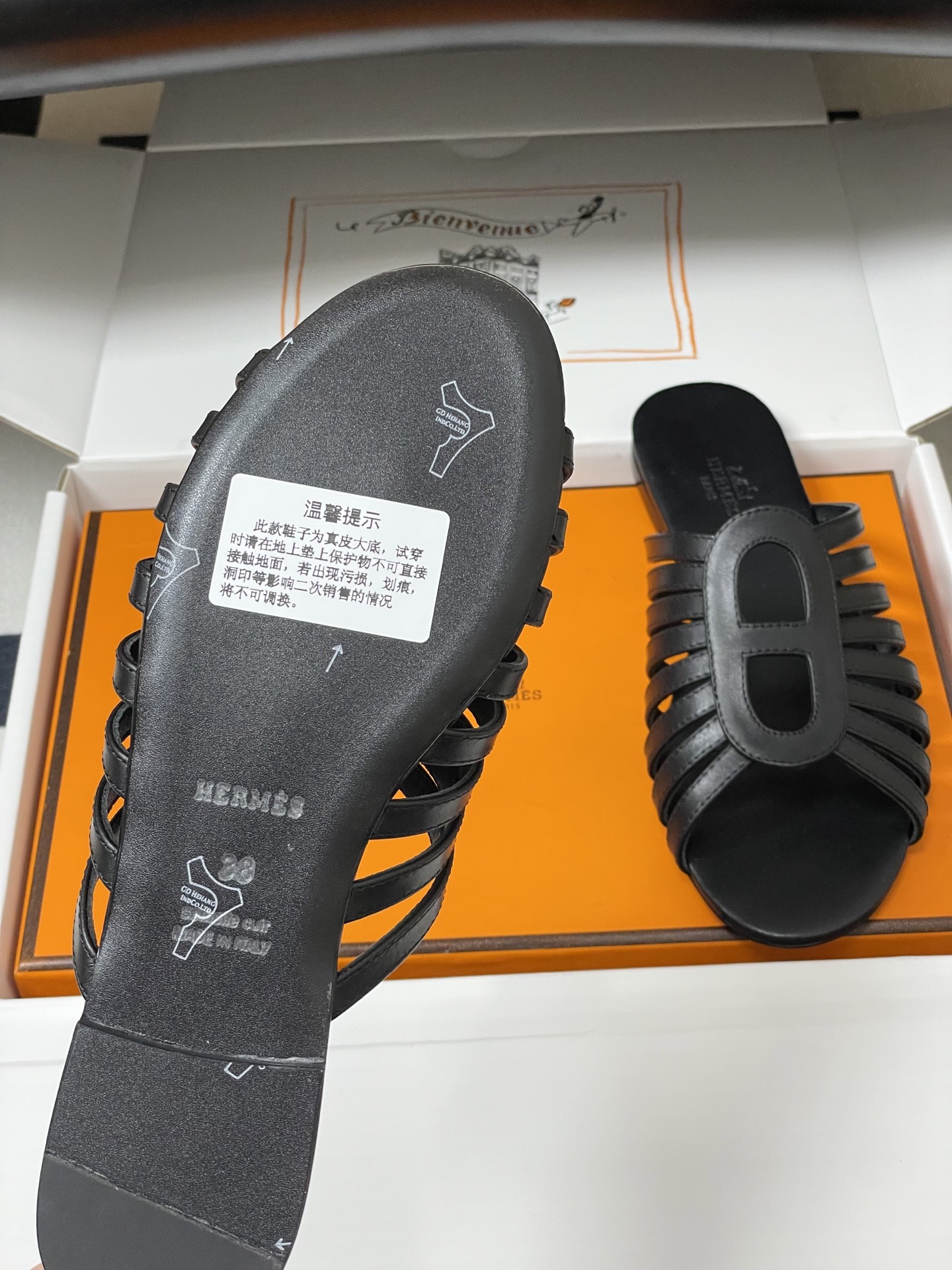 顶级品质(配高档飞机盒✈️)Hermes 爱马仕🐎 2026春夏新款 H家Noria凉拖鞋系列经典猪鼻子 顶级品质(配高档飞机盒✈️)Hermes 爱马仕🐎 2026春夏新款 H家Noria凉拖鞋系列经典猪鼻子