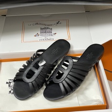 顶级品质(配高档飞机盒✈️)Hermes 爱马仕🐎 2026春夏新款 H家Noria凉拖鞋系列经典猪鼻子 顶级品质(配高档飞机盒✈️)Hermes 爱马仕🐎 2026春夏新款 H家Noria凉拖鞋系列经典猪鼻子