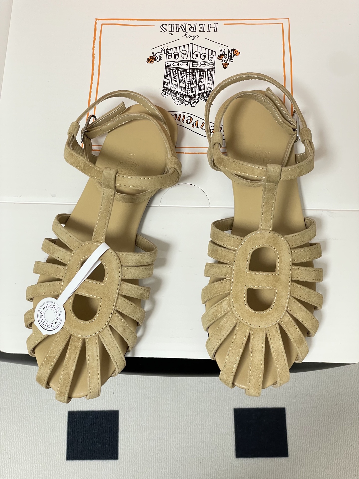 顶级品质(配高档飞机盒✈️)Hermes 爱马仕🐎 2026春夏新款 H家Nour凉鞋系列经典猪鼻子罗马 顶级品质(配高档飞机盒✈️)Hermes 爱马仕🐎 2026春夏新款 H家Nour凉鞋系列经典猪鼻子罗马