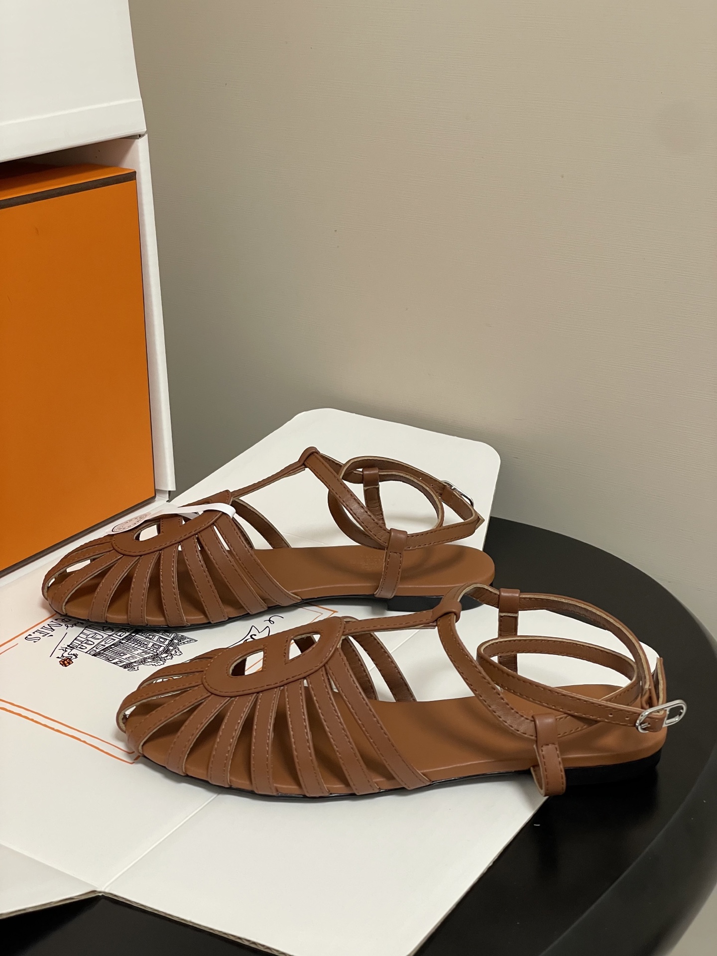 顶级品质(配高档飞机盒✈️)Hermes 爱马仕🐎 2026春夏新款 H家Nour凉鞋系列经典猪鼻子罗马 顶级品质(配高档飞机盒✈️)Hermes 爱马仕🐎 2026春夏新款 H家Nour凉鞋系列经典猪鼻子罗马