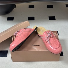 26ss早春新款MiuMiu 缪缪 复古鳄鱼纹穆勒半拖鞋系带乐福鞋平底休闲单鞋/半拖鞋这款穆勒拖鞋融合复 26ss早春新款MiuMiu 缪缪 复古鳄鱼纹穆勒半拖鞋系带乐福鞋平底休闲单鞋/半拖鞋这款穆勒拖鞋融合复
