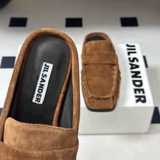 26ss 春夏新款JIL SANDER 吉尔桑达 方头褶皱穆勒鞋平底包头半拖鞋典型的穆勒鞋鞋型,属于一脚 26ss 春夏新款JIL SANDER 吉尔桑达 方头褶皱穆勒鞋平底包头半拖鞋典型的穆勒鞋鞋型,属于一脚