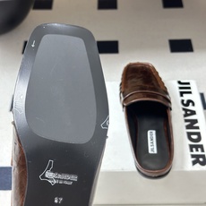26ss 春夏新款JIL SANDER 吉尔桑达 方头褶皱穆勒鞋平底包头半拖鞋典型的穆勒鞋鞋型,属于一脚 26ss 春夏新款JIL SANDER 吉尔桑达 方头褶皱穆勒鞋平底包头半拖鞋典型的穆勒鞋鞋型,属于一脚