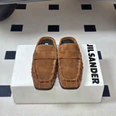 26ss 春夏新款JIL SANDER 吉尔桑达 方头褶皱穆勒鞋平底包头半拖鞋典型的穆勒鞋鞋型,属于一脚 26ss 春夏新款JIL SANDER 吉尔桑达 方头褶皱穆勒鞋平底包头半拖鞋典型的穆勒鞋鞋型,属于一脚