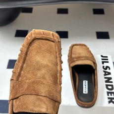 26ss 春夏新款JIL SANDER 吉尔桑达 方头褶皱穆勒鞋平底包头半拖鞋典型的穆勒鞋鞋型,属于一脚 26ss 春夏新款JIL SANDER 吉尔桑达 方头褶皱穆勒鞋平底包头半拖鞋典型的穆勒鞋鞋型,属于一脚