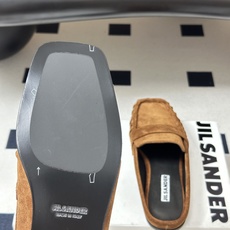26ss 春夏新款JIL SANDER 吉尔桑达 方头褶皱穆勒鞋平底包头半拖鞋典型的穆勒鞋鞋型,属于一脚 26ss 春夏新款JIL SANDER 吉尔桑达 方头褶皱穆勒鞋平底包头半拖鞋典型的穆勒鞋鞋型,属于一脚
