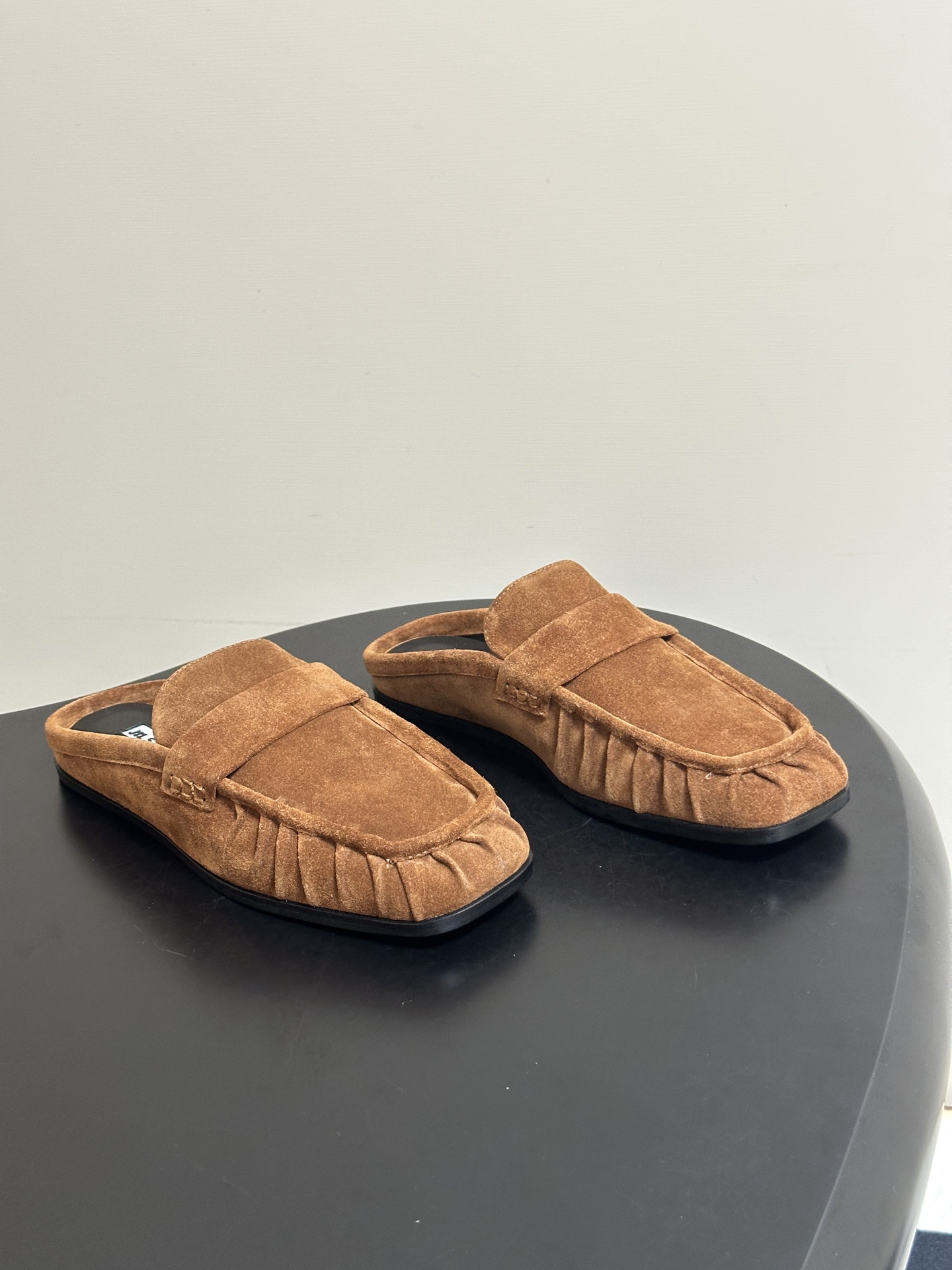 26ss 春夏新款JIL SANDER 吉尔桑达 方头褶皱穆勒鞋平底包头半拖鞋典型的穆勒鞋鞋型，属于一脚