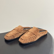 26ss 春夏新款JIL SANDER 吉尔桑达 方头褶皱穆勒鞋平底包头半拖鞋典型的穆勒鞋鞋型,属于一脚 26ss 春夏新款JIL SANDER 吉尔桑达 方头褶皱穆勒鞋平底包头半拖鞋典型的穆勒鞋鞋型,属于一脚