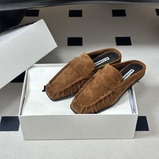 26ss 春夏新款JIL SANDER 吉尔桑达 方头褶皱穆勒鞋平底包头半拖鞋典型的穆勒鞋鞋型,属于一脚 26ss 春夏新款JIL SANDER 吉尔桑达 方头褶皱穆勒鞋平底包头半拖鞋典型的穆勒鞋鞋型,属于一脚