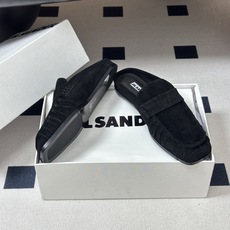 26ss 春夏新款JIL SANDER 吉尔桑达 方头褶皱穆勒鞋平底包头半拖鞋典型的穆勒鞋鞋型,属于一脚 26ss 春夏新款JIL SANDER 吉尔桑达 方头褶皱穆勒鞋平底包头半拖鞋典型的穆勒鞋鞋型,属于一脚