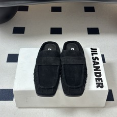 26ss 春夏新款JIL SANDER 吉尔桑达 方头褶皱穆勒鞋平底包头半拖鞋典型的穆勒鞋鞋型,属于一脚 26ss 春夏新款JIL SANDER 吉尔桑达 方头褶皱穆勒鞋平底包头半拖鞋典型的穆勒鞋鞋型,属于一脚