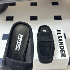 26ss 春夏新款JIL SANDER 吉尔桑达 方头褶皱穆勒鞋平底包头半拖鞋典型的穆勒鞋鞋型,属于一脚 26ss 春夏新款JIL SANDER 吉尔桑达 方头褶皱穆勒鞋平底包头半拖鞋典型的穆勒鞋鞋型,属于一脚