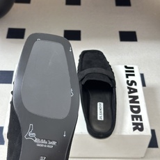 26ss 春夏新款JIL SANDER 吉尔桑达 方头褶皱穆勒鞋平底包头半拖鞋典型的穆勒鞋鞋型,属于一脚 26ss 春夏新款JIL SANDER 吉尔桑达 方头褶皱穆勒鞋平底包头半拖鞋典型的穆勒鞋鞋型,属于一脚