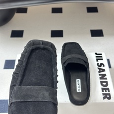 26ss 春夏新款JIL SANDER 吉尔桑达 方头褶皱穆勒鞋平底包头半拖鞋典型的穆勒鞋鞋型,属于一脚 26ss 春夏新款JIL SANDER 吉尔桑达 方头褶皱穆勒鞋平底包头半拖鞋典型的穆勒鞋鞋型,属于一脚