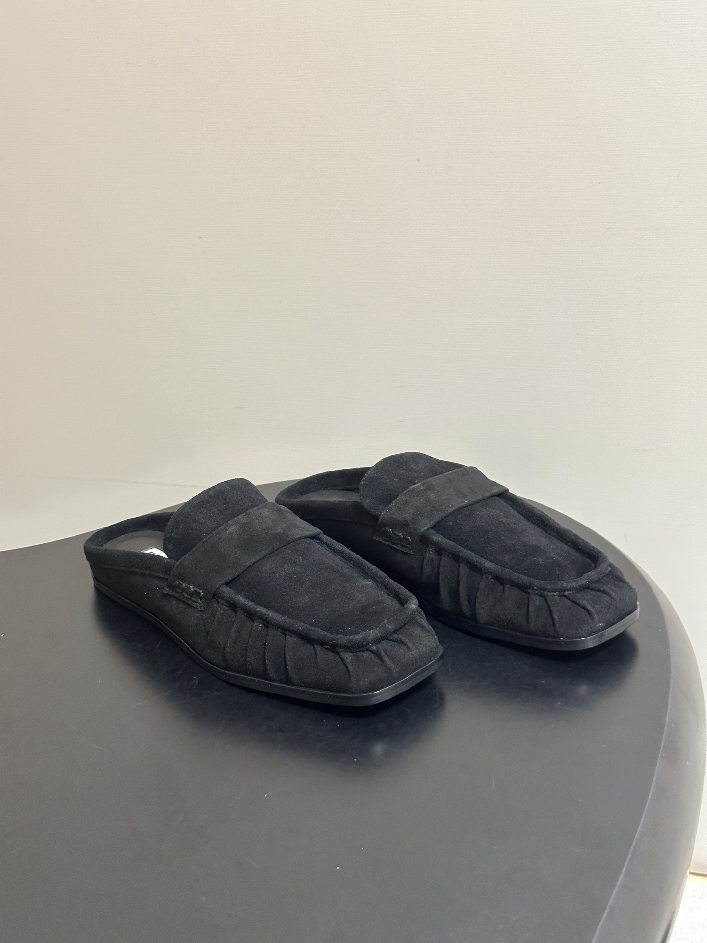 26ss 春夏新款JIL SANDER 吉尔桑达 方头褶皱穆勒鞋平底包头半拖鞋典型的穆勒鞋鞋型，属于一脚