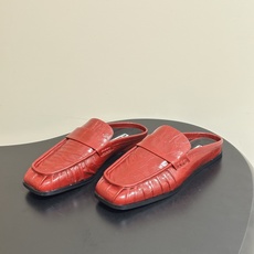 26ss 春夏新款JIL SANDER 吉尔桑达 方头褶皱穆勒鞋平底包头半拖鞋典型的穆勒鞋鞋型,属于一脚 26ss 春夏新款JIL SANDER 吉尔桑达 方头褶皱穆勒鞋平底包头半拖鞋典型的穆勒鞋鞋型,属于一脚