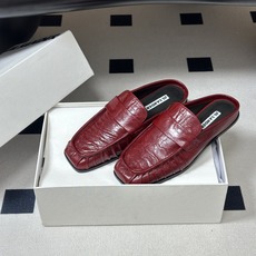 26ss 春夏新款JIL SANDER 吉尔桑达 方头褶皱穆勒鞋平底包头半拖鞋典型的穆勒鞋鞋型,属于一脚 26ss 春夏新款JIL SANDER 吉尔桑达 方头褶皱穆勒鞋平底包头半拖鞋典型的穆勒鞋鞋型,属于一脚