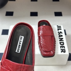 26ss 春夏新款JIL SANDER 吉尔桑达 方头褶皱穆勒鞋平底包头半拖鞋典型的穆勒鞋鞋型,属于一脚 26ss 春夏新款JIL SANDER 吉尔桑达 方头褶皱穆勒鞋平底包头半拖鞋典型的穆勒鞋鞋型,属于一脚