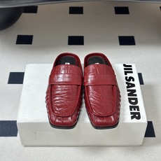 26ss 春夏新款JIL SANDER 吉尔桑达 方头褶皱穆勒鞋平底包头半拖鞋典型的穆勒鞋鞋型,属于一脚 26ss 春夏新款JIL SANDER 吉尔桑达 方头褶皱穆勒鞋平底包头半拖鞋典型的穆勒鞋鞋型,属于一脚