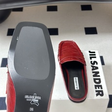 26ss 春夏新款JIL SANDER 吉尔桑达 方头褶皱穆勒鞋平底包头半拖鞋典型的穆勒鞋鞋型,属于一脚 26ss 春夏新款JIL SANDER 吉尔桑达 方头褶皱穆勒鞋平底包头半拖鞋典型的穆勒鞋鞋型,属于一脚