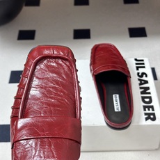 26ss 春夏新款JIL SANDER 吉尔桑达 方头褶皱穆勒鞋平底包头半拖鞋典型的穆勒鞋鞋型,属于一脚 26ss 春夏新款JIL SANDER 吉尔桑达 方头褶皱穆勒鞋平底包头半拖鞋典型的穆勒鞋鞋型,属于一脚