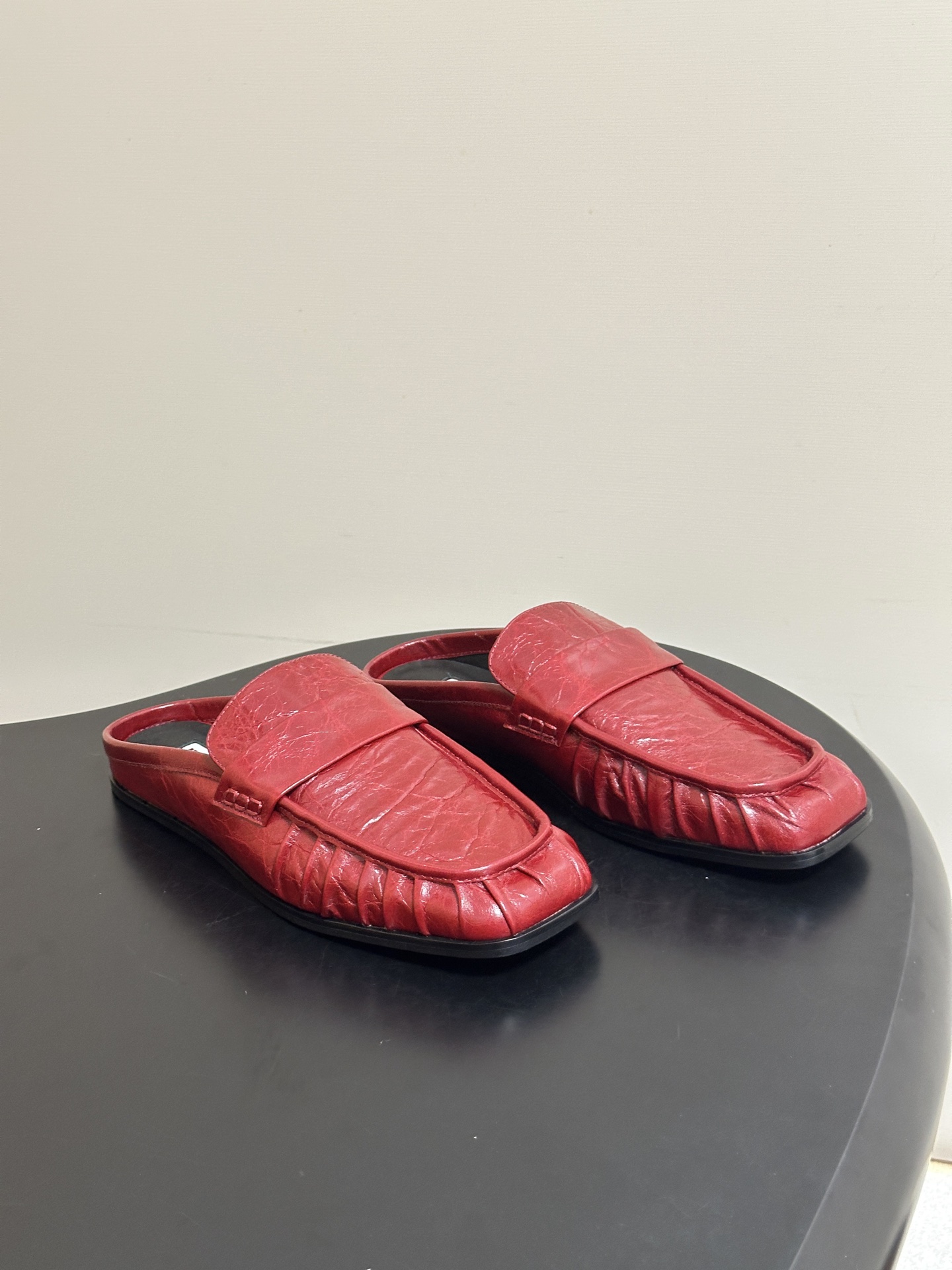 26ss 春夏新款JIL SANDER 吉尔桑达 方头褶皱穆勒鞋平底包头半拖鞋典型的穆勒鞋鞋型，属于一脚
