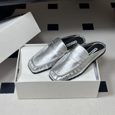 26ss 春夏新款JIL SANDER 吉尔桑达 方头褶皱穆勒鞋平底包头半拖鞋典型的穆勒鞋鞋型,属于一脚 26ss 春夏新款JIL SANDER 吉尔桑达 方头褶皱穆勒鞋平底包头半拖鞋典型的穆勒鞋鞋型,属于一脚