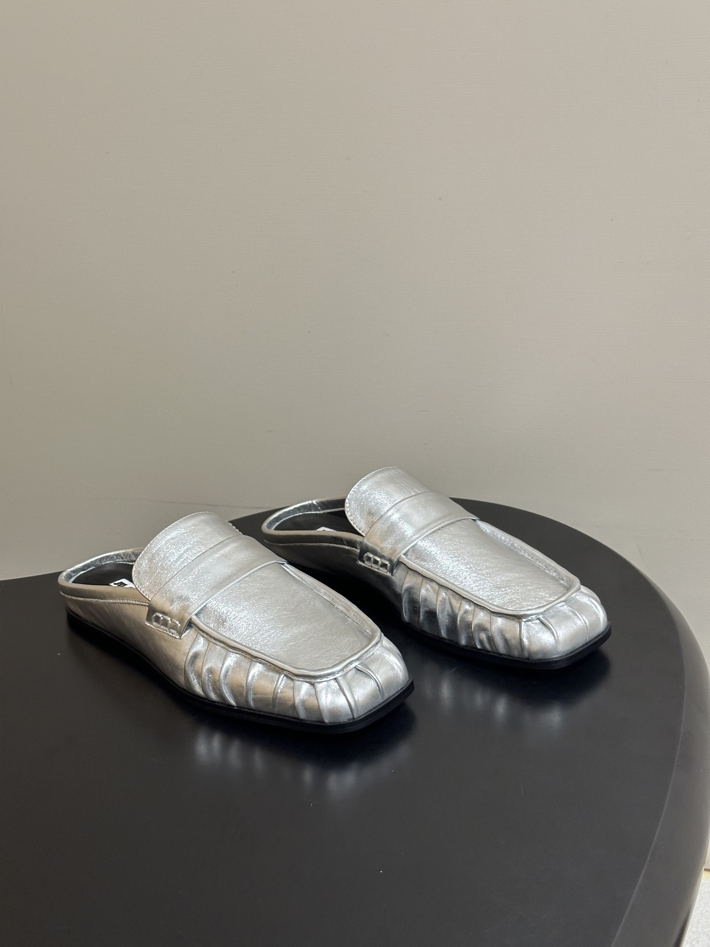 26ss 春夏新款JIL SANDER 吉尔桑达 方头褶皱穆勒鞋平底包头半拖鞋典型的穆勒鞋鞋型，属于一脚