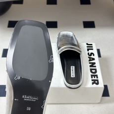 26ss 春夏新款JIL SANDER 吉尔桑达 方头褶皱穆勒鞋平底包头半拖鞋典型的穆勒鞋鞋型,属于一脚 26ss 春夏新款JIL SANDER 吉尔桑达 方头褶皱穆勒鞋平底包头半拖鞋典型的穆勒鞋鞋型,属于一脚