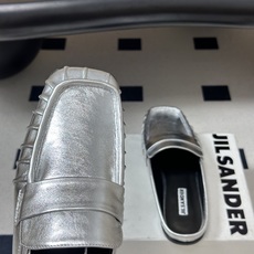 26ss 春夏新款JIL SANDER 吉尔桑达 方头褶皱穆勒鞋平底包头半拖鞋典型的穆勒鞋鞋型,属于一脚 26ss 春夏新款JIL SANDER 吉尔桑达 方头褶皱穆勒鞋平底包头半拖鞋典型的穆勒鞋鞋型,属于一脚