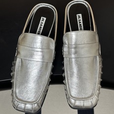 26ss 春夏新款JIL SANDER 吉尔桑达 方头褶皱穆勒鞋平底包头半拖鞋典型的穆勒鞋鞋型,属于一脚 26ss 春夏新款JIL SANDER 吉尔桑达 方头褶皱穆勒鞋平底包头半拖鞋典型的穆勒鞋鞋型,属于一脚