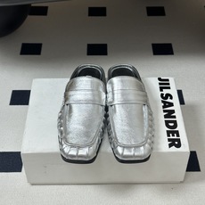 26ss 春夏新款JIL SANDER 吉尔桑达 方头褶皱穆勒鞋平底包头半拖鞋典型的穆勒鞋鞋型,属于一脚 26ss 春夏新款JIL SANDER 吉尔桑达 方头褶皱穆勒鞋平底包头半拖鞋典型的穆勒鞋鞋型,属于一脚