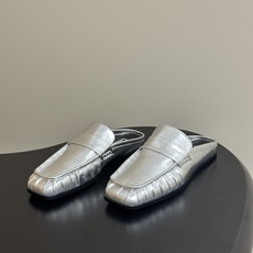 26ss 春夏新款JIL SANDER 吉尔桑达 方头褶皱穆勒鞋平底包头半拖鞋典型的穆勒鞋鞋型,属于一脚 26ss 春夏新款JIL SANDER 吉尔桑达 方头褶皱穆勒鞋平底包头半拖鞋典型的穆勒鞋鞋型,属于一脚