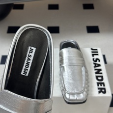 26ss 春夏新款JIL SANDER 吉尔桑达 方头褶皱穆勒鞋平底包头半拖鞋典型的穆勒鞋鞋型,属于一脚 26ss 春夏新款JIL SANDER 吉尔桑达 方头褶皱穆勒鞋平底包头半拖鞋典型的穆勒鞋鞋型,属于一脚