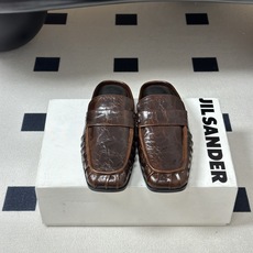 26ss 春夏新款JIL SANDER 吉尔桑达 方头褶皱穆勒鞋平底包头半拖鞋典型的穆勒鞋鞋型,属于一脚 26ss 春夏新款JIL SANDER 吉尔桑达 方头褶皱穆勒鞋平底包头半拖鞋典型的穆勒鞋鞋型,属于一脚