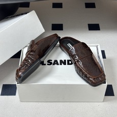 26ss 春夏新款JIL SANDER 吉尔桑达 方头褶皱穆勒鞋平底包头半拖鞋典型的穆勒鞋鞋型,属于一脚 26ss 春夏新款JIL SANDER 吉尔桑达 方头褶皱穆勒鞋平底包头半拖鞋典型的穆勒鞋鞋型,属于一脚