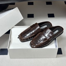 26ss 春夏新款JIL SANDER 吉尔桑达 方头褶皱穆勒鞋平底包头半拖鞋典型的穆勒鞋鞋型,属于一脚 26ss 春夏新款JIL SANDER 吉尔桑达 方头褶皱穆勒鞋平底包头半拖鞋典型的穆勒鞋鞋型,属于一脚