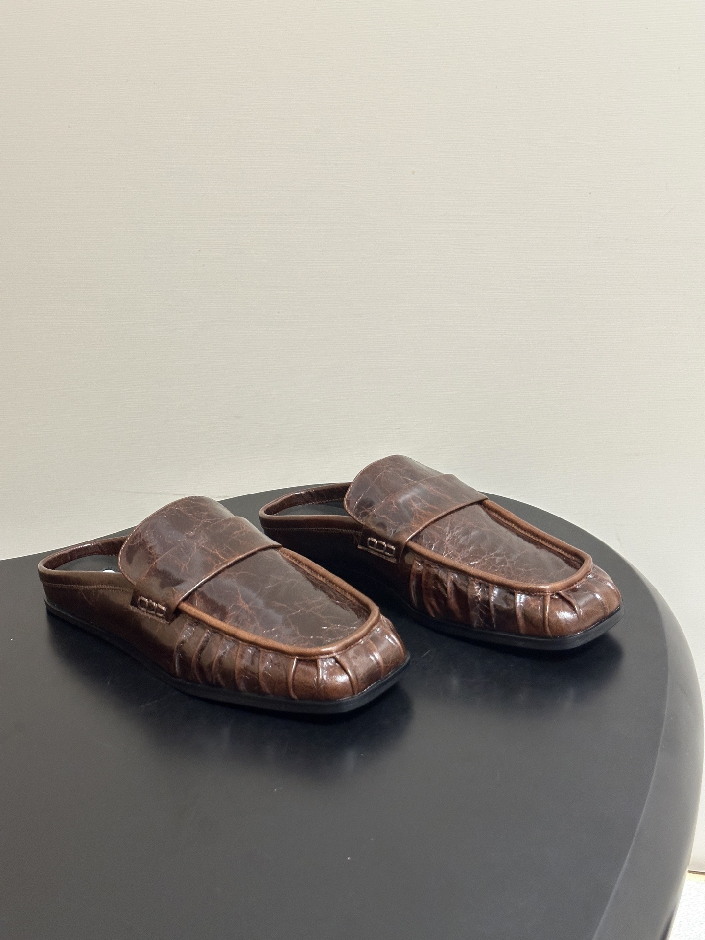26ss 春夏新款JIL SANDER 吉尔桑达 方头褶皱穆勒鞋平底包头半拖鞋典型的穆勒鞋鞋型，属于一脚
