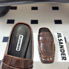26ss 春夏新款JIL SANDER 吉尔桑达 方头褶皱穆勒鞋平底包头半拖鞋典型的穆勒鞋鞋型,属于一脚 26ss 春夏新款JIL SANDER 吉尔桑达 方头褶皱穆勒鞋平底包头半拖鞋典型的穆勒鞋鞋型,属于一脚