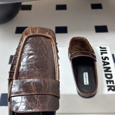 26ss 春夏新款JIL SANDER 吉尔桑达 方头褶皱穆勒鞋平底包头半拖鞋典型的穆勒鞋鞋型,属于一脚 26ss 春夏新款JIL SANDER 吉尔桑达 方头褶皱穆勒鞋平底包头半拖鞋典型的穆勒鞋鞋型,属于一脚