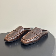 26ss 春夏新款JIL SANDER 吉尔桑达 方头褶皱穆勒鞋平底包头半拖鞋典型的穆勒鞋鞋型,属于一脚 26ss 春夏新款JIL SANDER 吉尔桑达 方头褶皱穆勒鞋平底包头半拖鞋典型的穆勒鞋鞋型,属于一脚