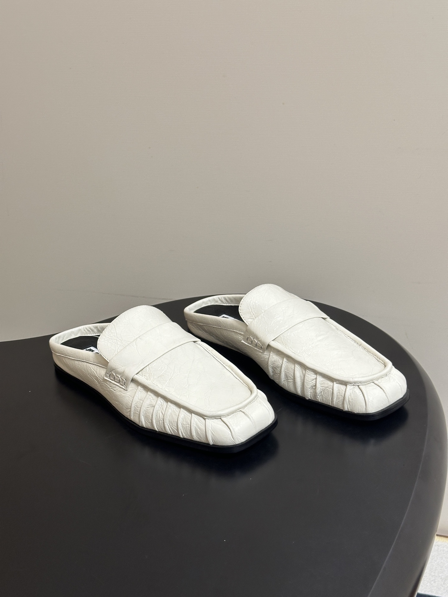 26ss 春夏新款JIL SANDER 吉尔桑达 方头褶皱穆勒鞋平底包头半拖鞋典型的穆勒鞋鞋型，属于一脚