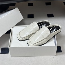 26ss 春夏新款JIL SANDER 吉尔桑达 方头褶皱穆勒鞋平底包头半拖鞋典型的穆勒鞋鞋型,属于一脚 26ss 春夏新款JIL SANDER 吉尔桑达 方头褶皱穆勒鞋平底包头半拖鞋典型的穆勒鞋鞋型,属于一脚