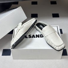 26ss 春夏新款JIL SANDER 吉尔桑达 方头褶皱穆勒鞋平底包头半拖鞋典型的穆勒鞋鞋型,属于一脚 26ss 春夏新款JIL SANDER 吉尔桑达 方头褶皱穆勒鞋平底包头半拖鞋典型的穆勒鞋鞋型,属于一脚