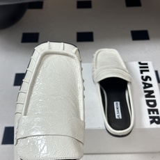 26ss 春夏新款JIL SANDER 吉尔桑达 方头褶皱穆勒鞋平底包头半拖鞋典型的穆勒鞋鞋型,属于一脚 26ss 春夏新款JIL SANDER 吉尔桑达 方头褶皱穆勒鞋平底包头半拖鞋典型的穆勒鞋鞋型,属于一脚