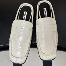 26ss 春夏新款JIL SANDER 吉尔桑达 方头褶皱穆勒鞋平底包头半拖鞋典型的穆勒鞋鞋型,属于一脚 26ss 春夏新款JIL SANDER 吉尔桑达 方头褶皱穆勒鞋平底包头半拖鞋典型的穆勒鞋鞋型,属于一脚